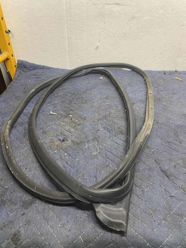 2014 Jeep Patriot Sport 2.4 4x4 Left Rear Exterior Door Seal OEM