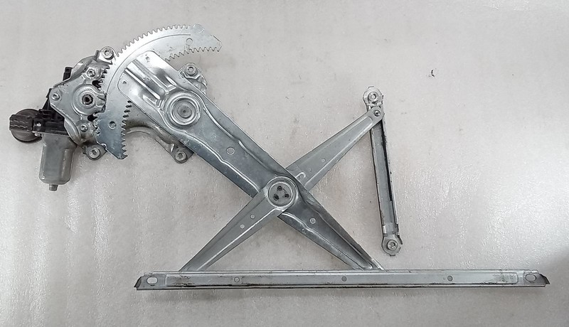 2016-2018 Toyota RAV4 60449 Front Right Side Door Window Regulator 698010R030