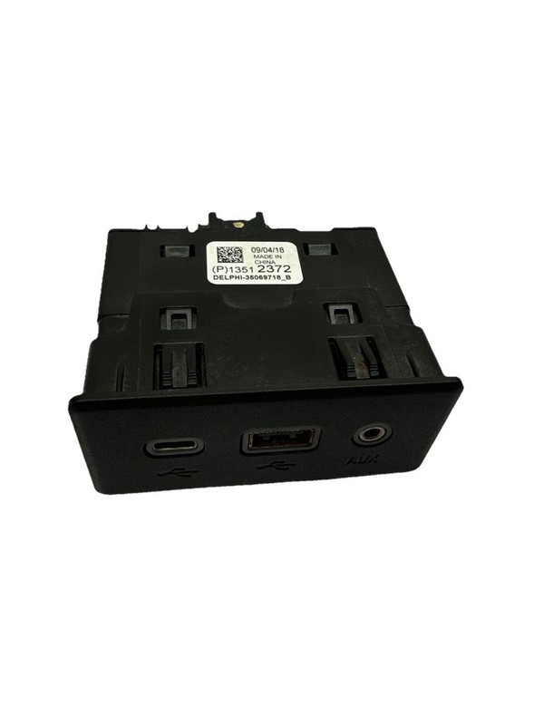 Chevrolet Equinox center console 18 24 usb port charger audio auxiliar 13512372