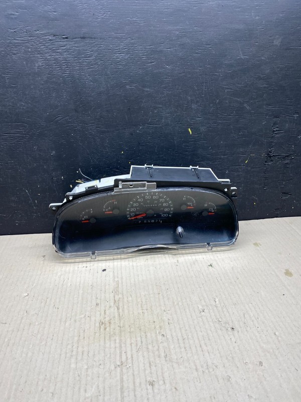2001 - 2002 Ford E250 E350 Van Speedometer Instrument Cluster o3386 DG