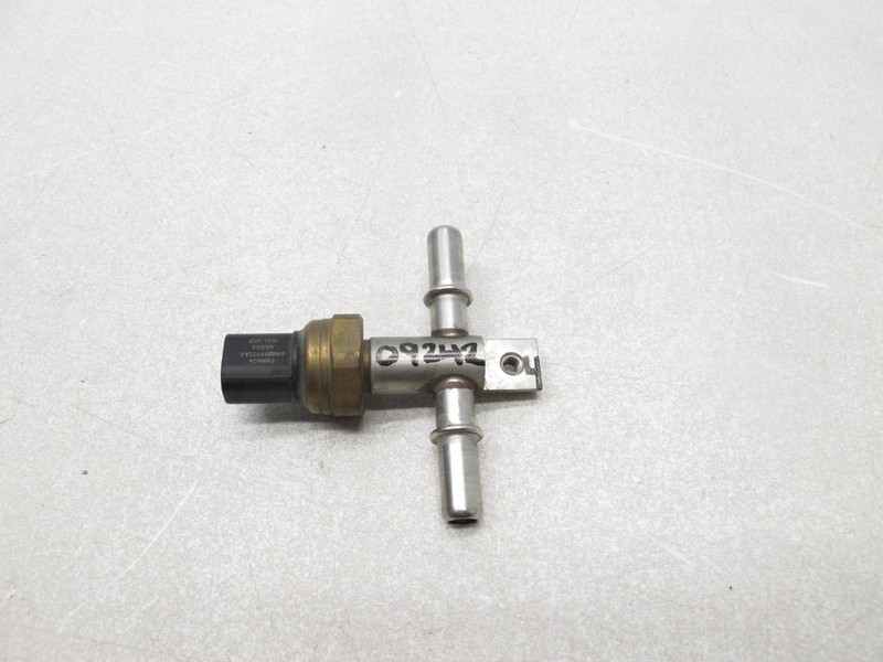 14-19 JAGUAR XF XJ 17-19 XE 14-20 F-TYPE 3.0 FUEL PRESSURE RAIL SENSOR OEM 09242