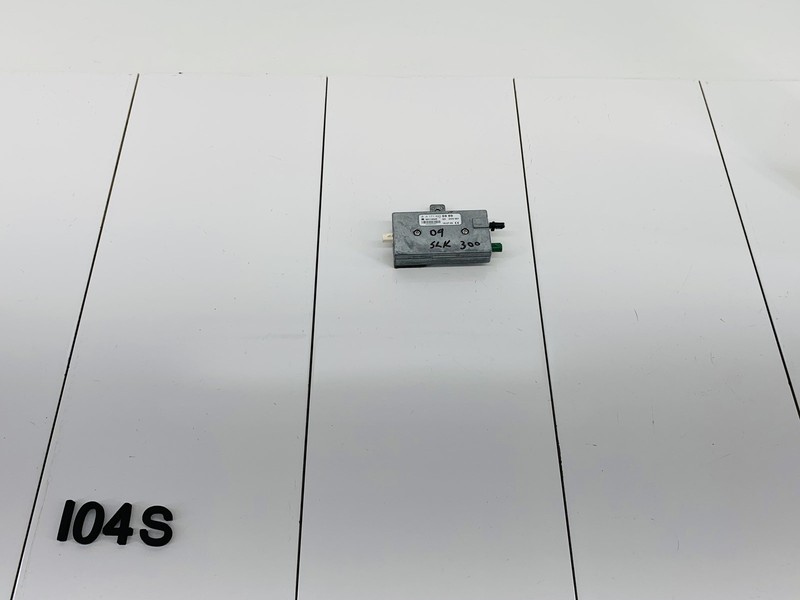 10-11 MERCEDES BENZ SLK300 RADIO ANTENNA AMPLIFIER CONTROL MODULE OEM