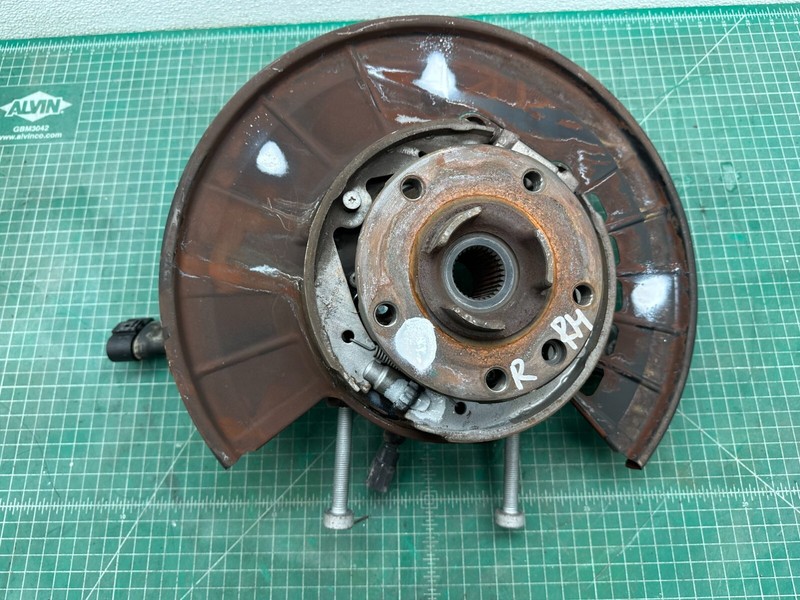 11-17 Volkswagen Touareg REAR RIGHT PASSENGER SIDE SPINDLE KNUCKLE W/ HUB OEM