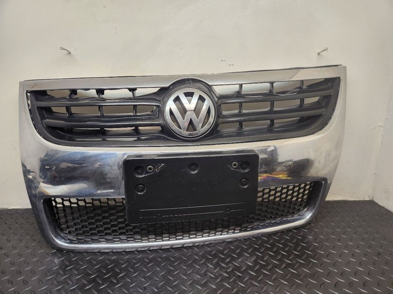 08-10 Volkswagen Touareg Upper Grille Assembly Chrome OEM 7L6-853-651-K-2ZZ