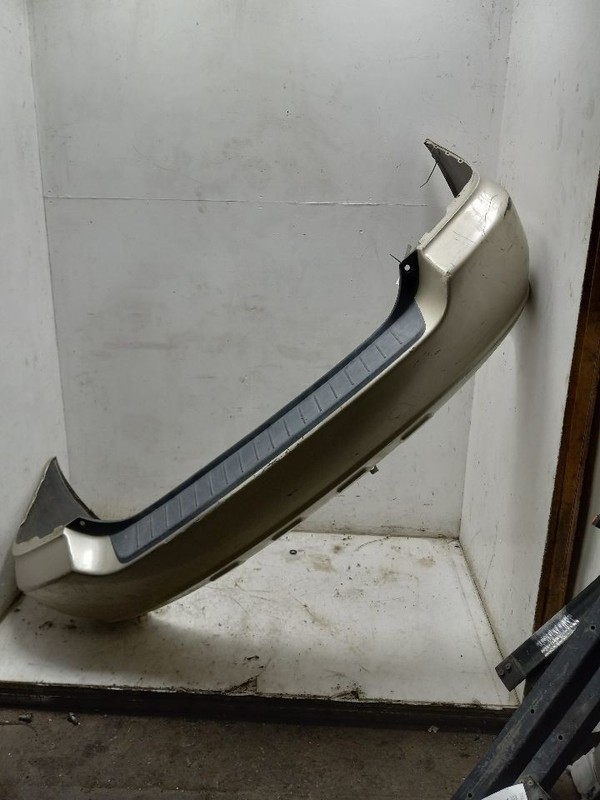 01 02 03 TOYOTA HIGHLANDER REAR BUMPER ASSEMBLY SCRATCHES