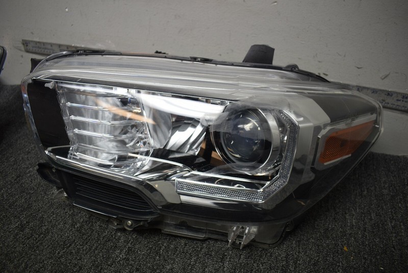 2016-2019 TOYOTA TACOMA LEFT SIDE HEADLIGHT FACTORY OEM