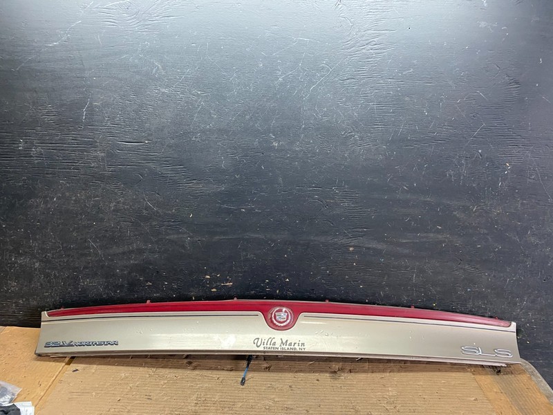 2001 to 2004 Cadillac Seville SLS Rear 3rd Break Light LID Mounted OEM S5742 DG