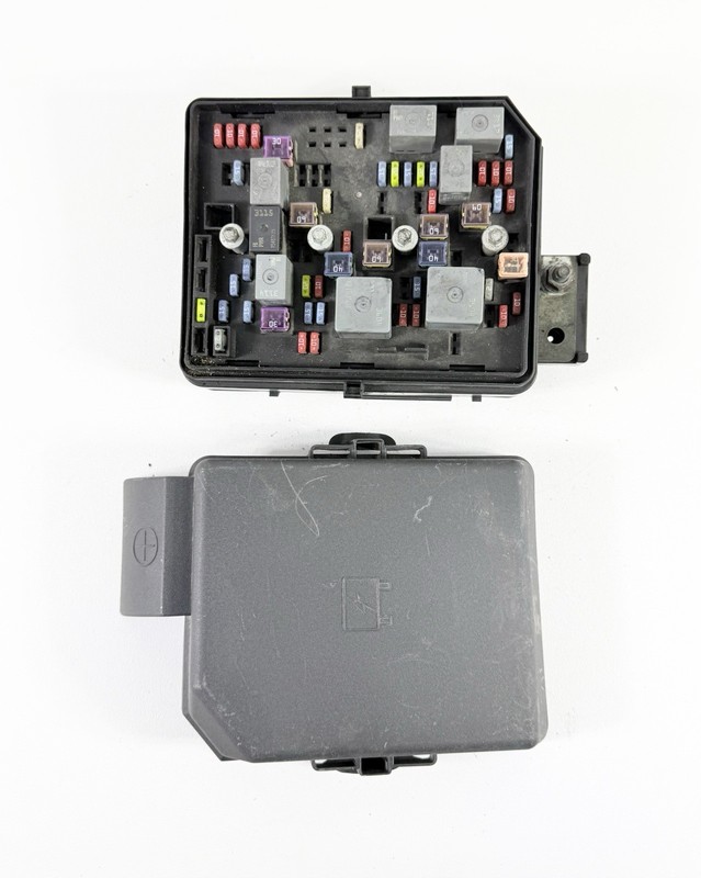 2006-2007 Chevrolet Impala Under Hood Fuse Box Junction Relay Module 15889796