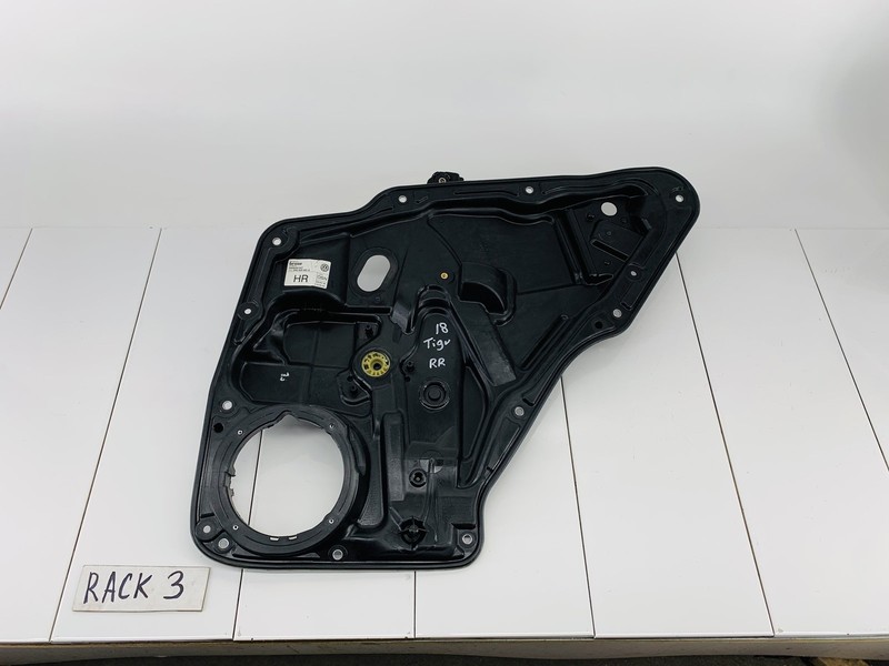 17-18 VOLKSWAGEN TIGUAN LIMITED REAR RIGHT SIDE WINDOW REGULATOR & CARRIER OEM