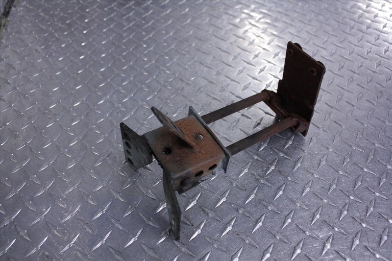 2001 HARLEY DAVIDSON FLTRI SEAT LATCH BRACKET MECHANISM LOCK BACK MOUNT 01