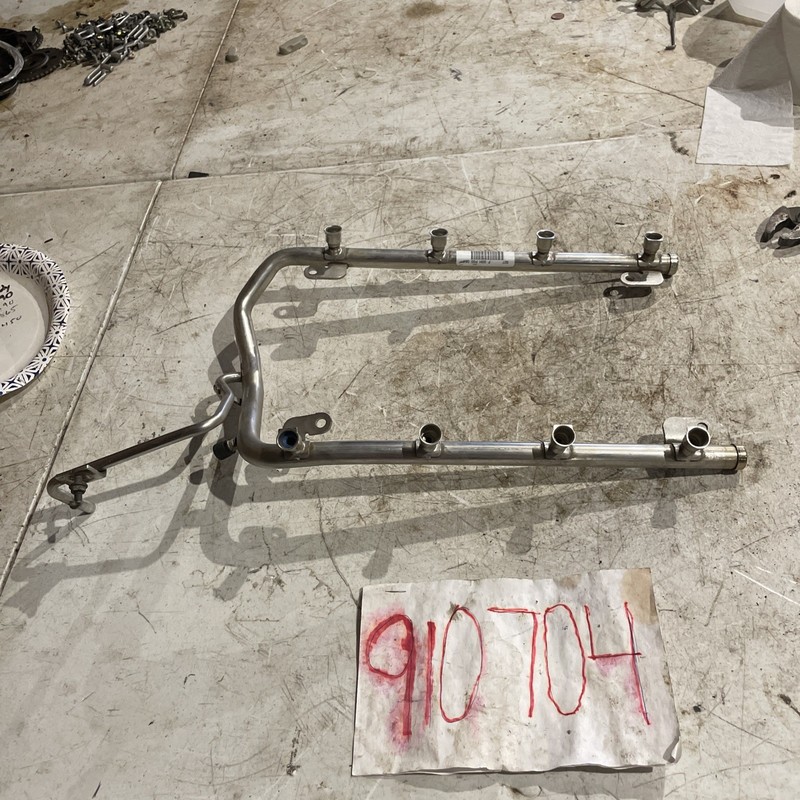 2006-2011 Cadillac DTS OEM fuel rail 06 07 08 09 10 11