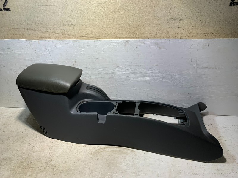 2002-2007 JEEP LIBERTY CENTER CONSOLE AND ARMREST ASSEMBLY OEM