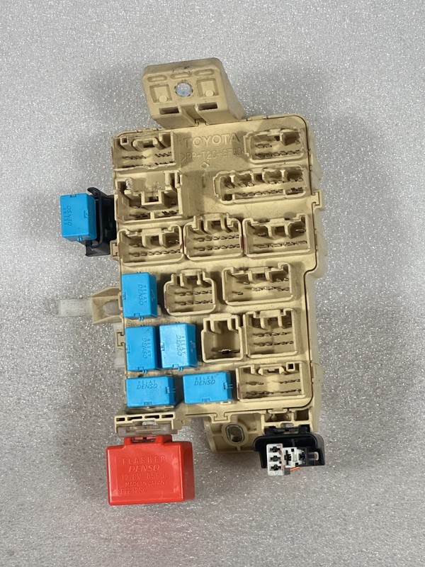04-06 Tundra DOUBLE CAB 04-07 Sequoia Under Dash Fuse Relay Junction Box