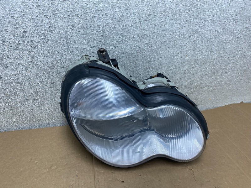 2001 - 2004 Mercedes-Benz C Class SEDAN Halogen Right Headlight TYC U9808 DW