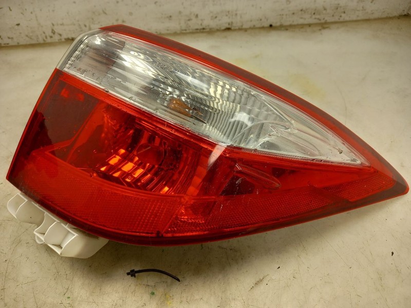 14 15 16 TOYOTA COROLLA LE PASSENGER RIGHT TAIL LIGHT