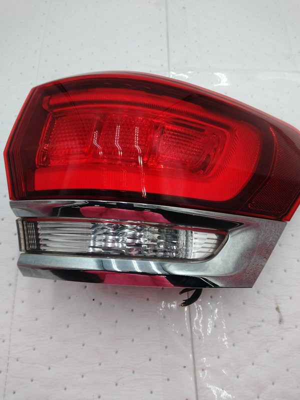 Used Right Tail Light Assembly fits: 2020 Jeep Grand cherokee quarter panel moun