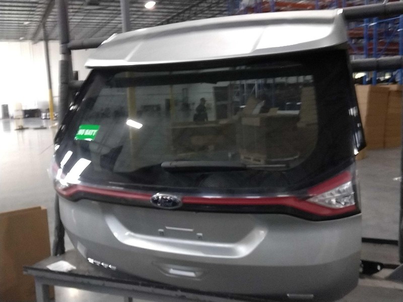 Used Deck Lid fits: 2018 Ford Edge manual lift without lighted center reflector
