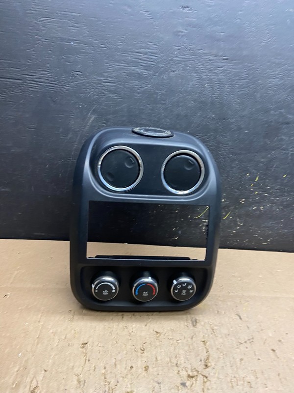 2011 to 2017 Jeep Compass Dash Climate Temperature Control Radio Bezel t6142 DG