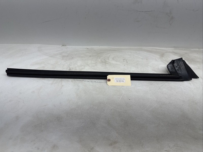 17-22 TESLA MODEL 3 FRONT LEFT DOOR WINDOW INNER BELT WEATHERSTRIP SEAL 9315 U8