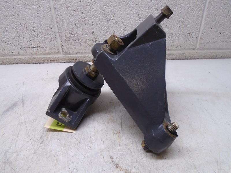 X2 0913463 0983903 OMC Cobra GM Sterndrive 5.0L 5.8L Front Mount Bracket 3853805