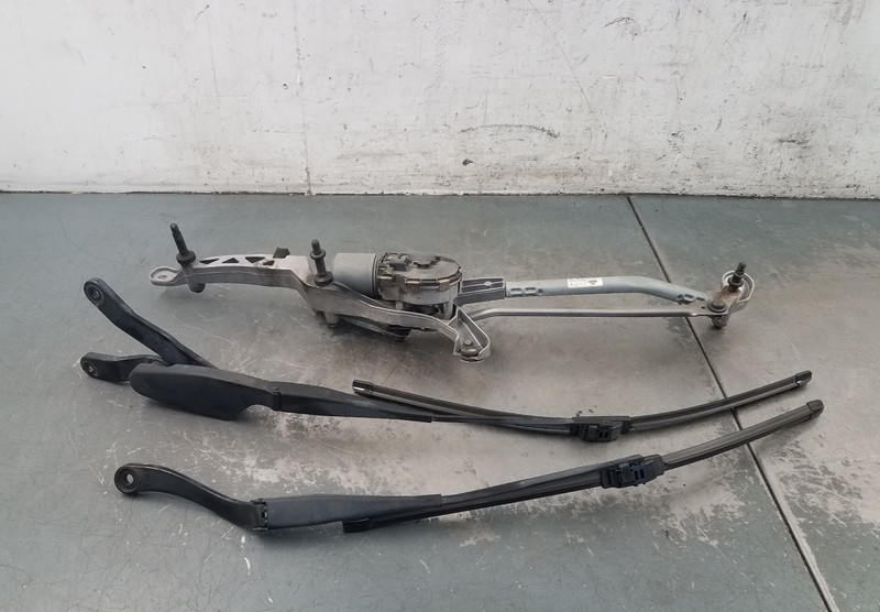 2009 Mercedes AMG C 63 Windshield Wiper Motor / Arms #72909 X5