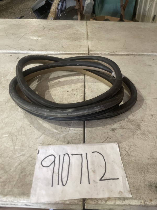 05 06 07 08 09 CADILLAC SRXREAR LEFT SIDE DOOR WEATHERSTRIP SEAL OEM