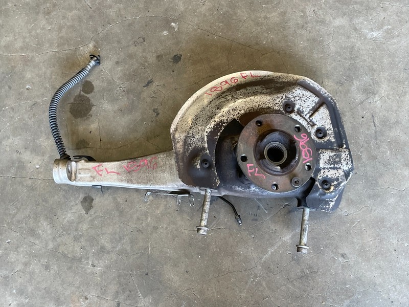 2011-2014 Porsche Cayenne S Front Left Driver Spindle Knuckle Hub AWD 1596 OEM