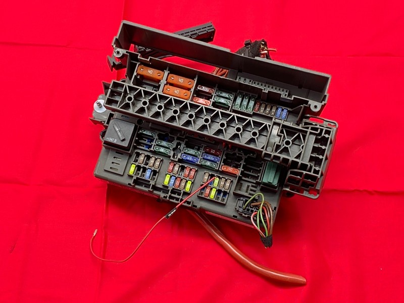 09-16 BMW E89 Z4 Convertible Front Lower Power Distribution Fuse Box Relay OEM ✅
