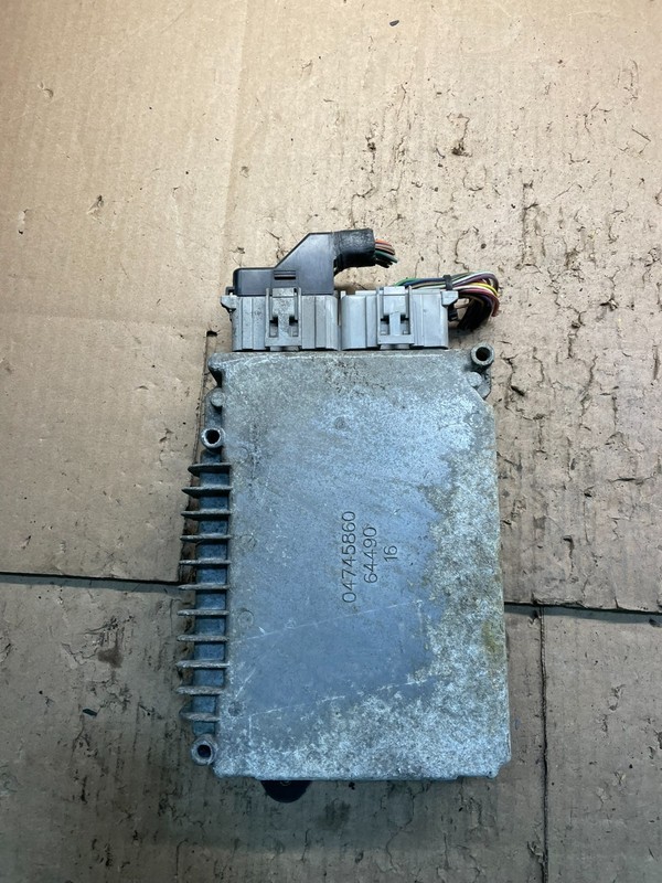 2000 ChryslerCaravan3.3L Engine Control Unit ECU Module W1439 DG