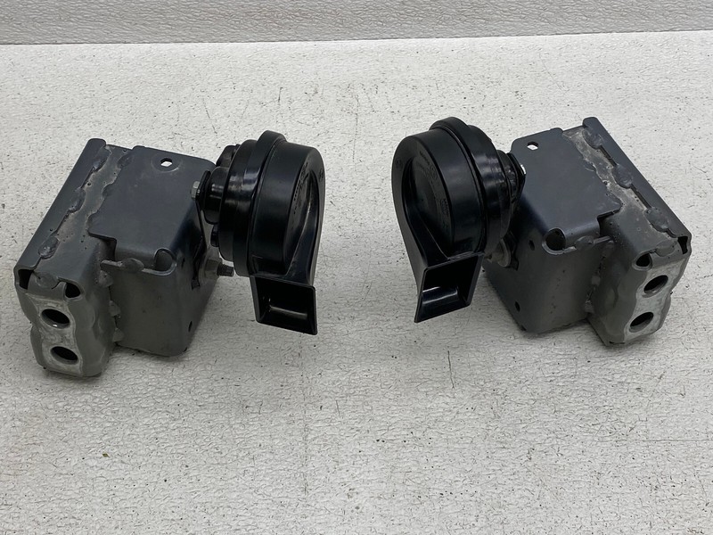 2017-2019 BUICK ENCORE HIGH TONE & LOW TONE HORN SET OEM LOT677