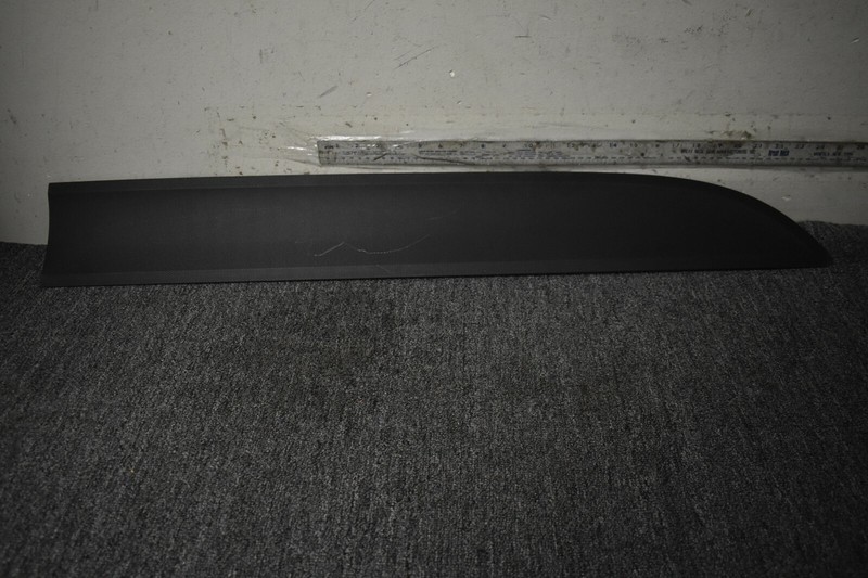 2017-2020 PORSCHE MACAN GTS FRONT RIGHT DOOR LOWER MOLDING TRIM STRIP OEM