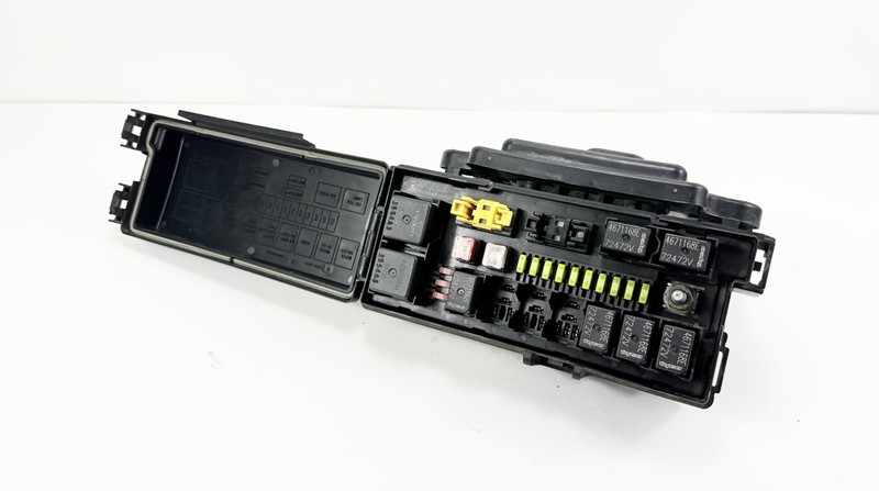 2005 Jeep Grand Cherokee TIPM Totally Integrated Power Module 04692071AB OEM