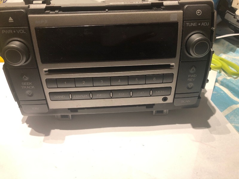 2009 2010 2011 Toyota Matrix OEM AM/FM Radio 6 CD Player SAT Receiver 11820