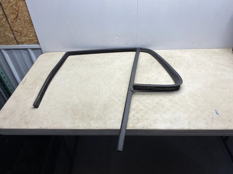 2003-2005 MERCEDES BENZ ML350 LEFT REAR DOOR WINDOW SEAL RUBBER OEM
