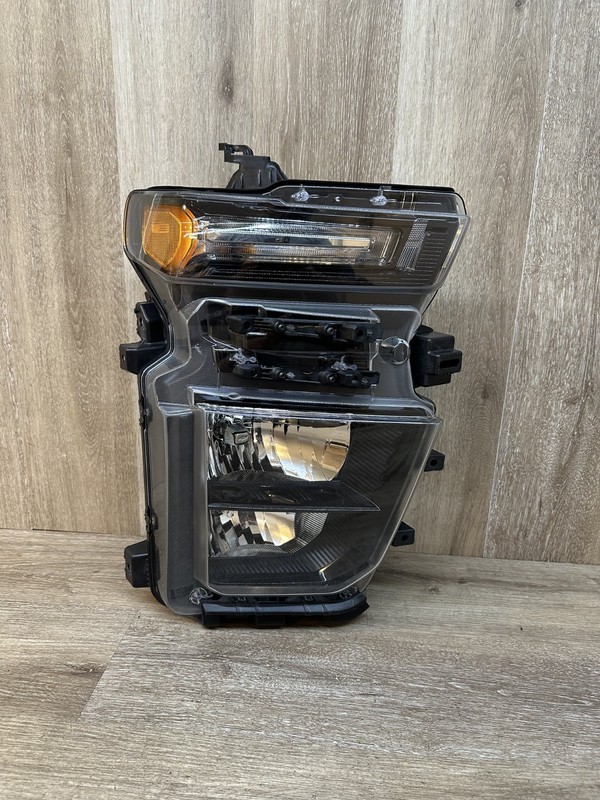 2024 SILVERADO 2500 / 3500 RH HEADLIGHT ASSY OEM PART # 84983013