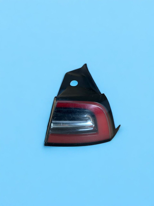 ✅21-23 Tesla Model 3 Y Rear RH Side Outer Tail Light Lamp 1502087-00-D w/scratch