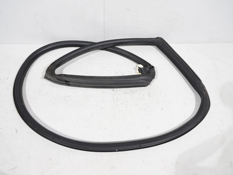 2017-2020 MASERATI LEVANTE LEFT DRIVER REAR DOOR BODY WEATHERSTRIP SEAL OEM