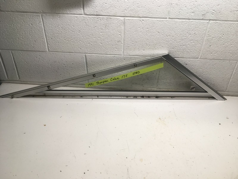 Z7 1991 Thompson Calae 175 Boat Windshield Driver Starboard Right