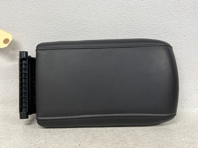 ⭐2017-2023 GMC ACADIA DENALI CENTER CONSOLE LID ARMREST COVER BLACK OEM LOT2689