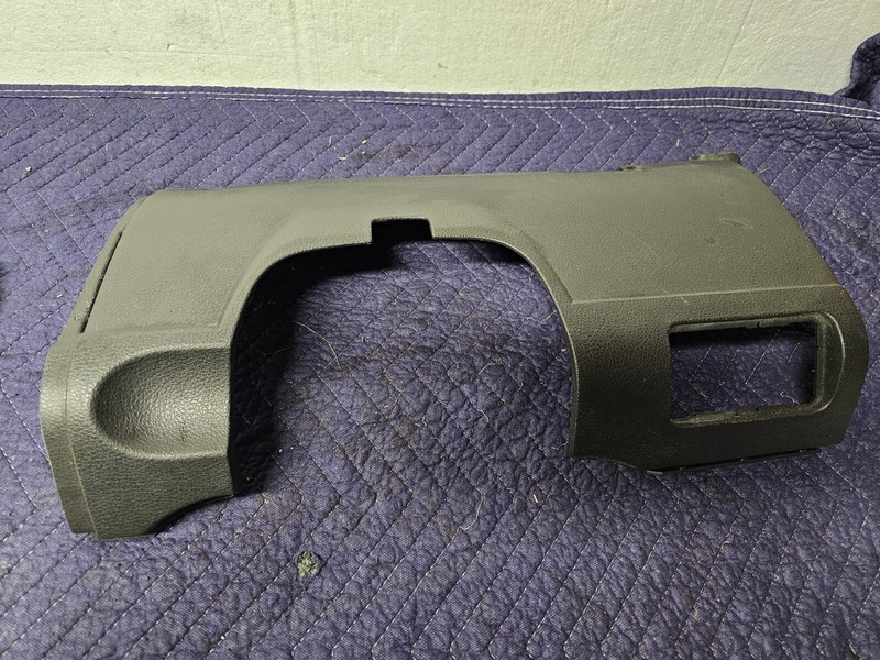 2005 FORD MUSTANG DRIVER LEFT LOWER KNEE STEERING COLUMN PANEL BEZEL TRIM LH 05