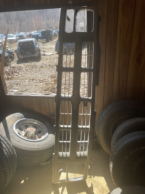 94-02 Chevrolet Chevy 1500 Silverado Truck OEM GRILLE GRILL W Emblem