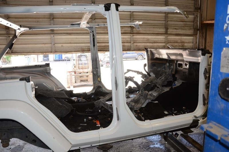 2007-2018 Jeep Wrangler 3.6L White Passenger Right Side Rocker and Post Cut