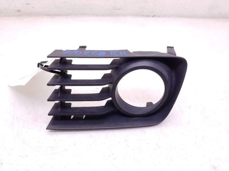 04-09 TOYOTA PRIUS 1.5L FWD AT PASSENGER SIDE FRONT BUMPER FOG LIGHT COVER