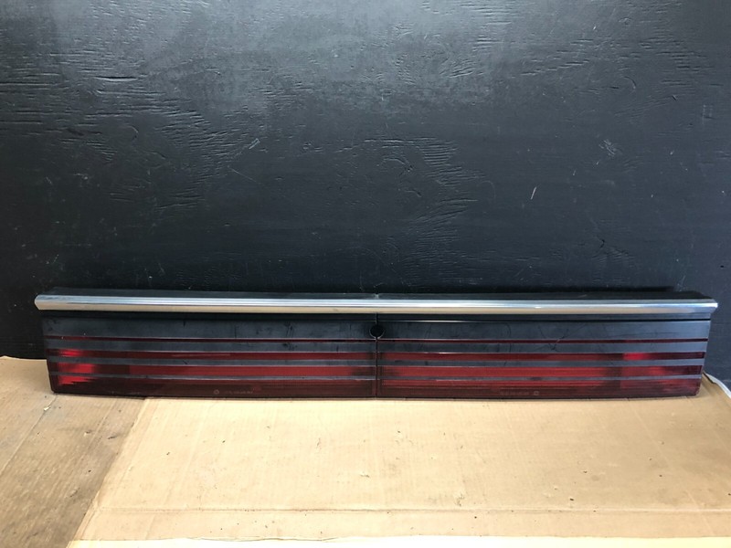 1987-1992 Chrysler LeBaron Convertible Center Tail Light Panel Trim D9206 DG1