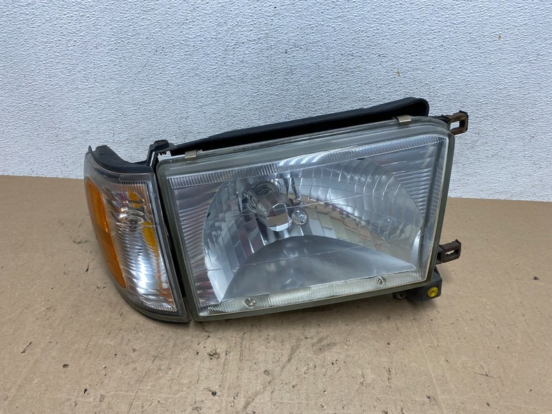 1996 to 2002 Toyota 4Runner Halogen Right Headlight Oem AE6155 DW