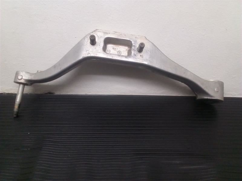 00-06 GMC Yukon Denali Front Differential Axle Mount Bracket OEM 15999801