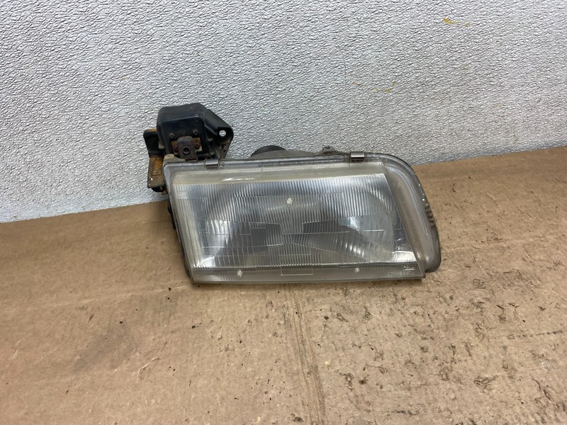 1996 to 1998 Mazda MPV Right Passenger RH Headlight OEM Y7045 DW