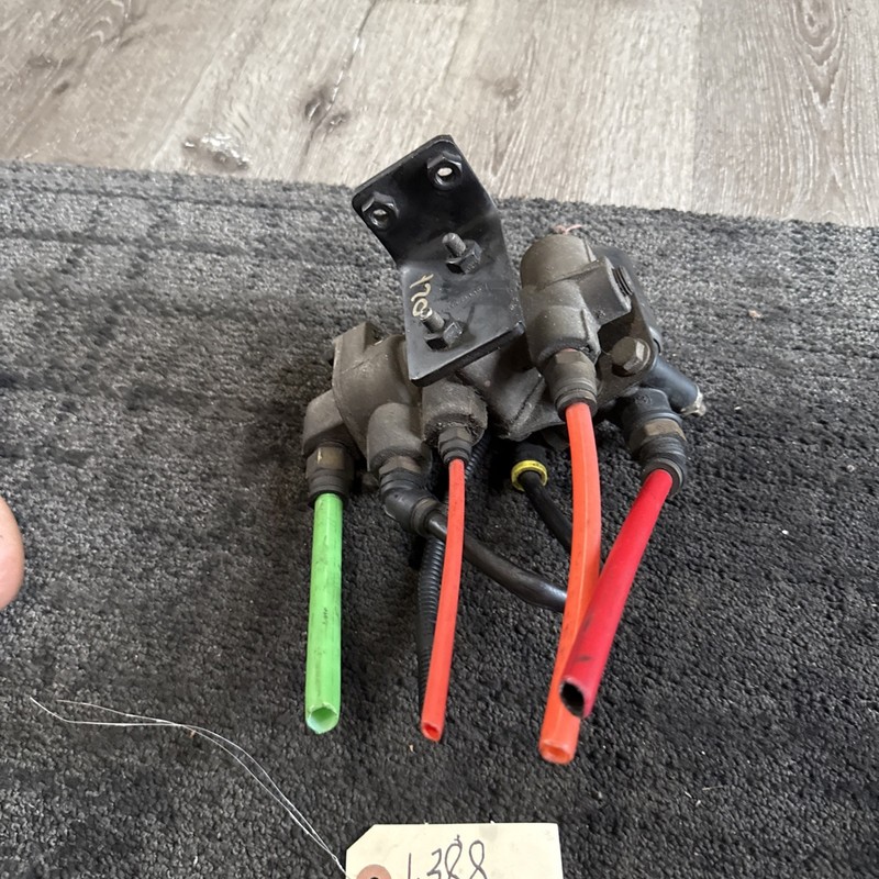 Bendix Tractor Protection Control PRESSURE VALVE P/N: D622735
