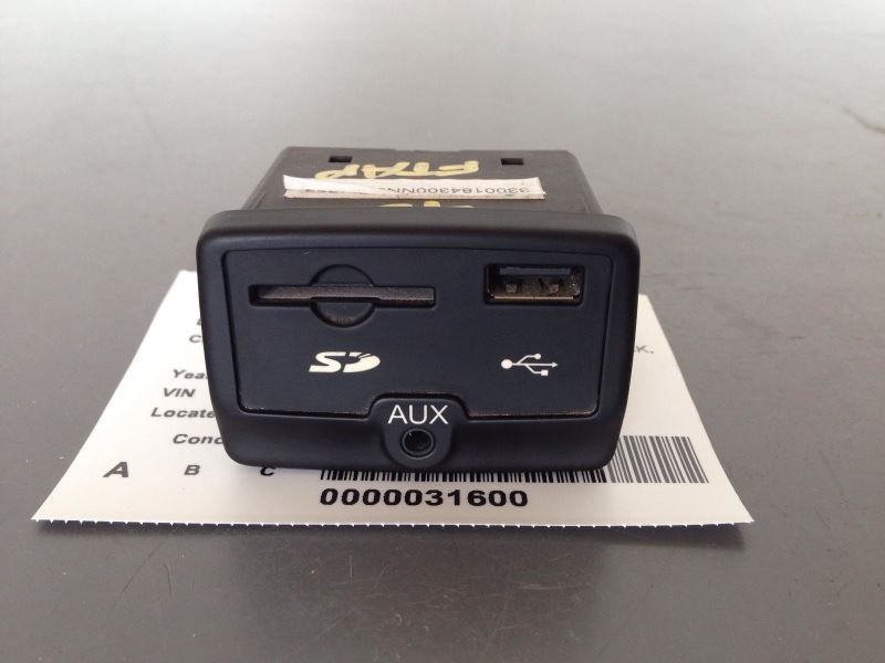 Media Hub USB Auxiliary Port SD Card Reader Fits 2014-2016 Fiat 500L 75154