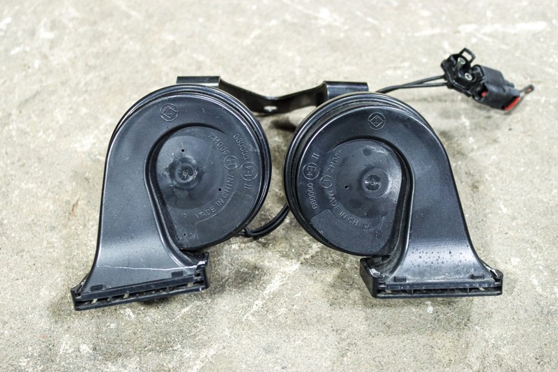 2016-2024 Camaro High & Low Tone Horn Signal /w Bracket OEM *USED*